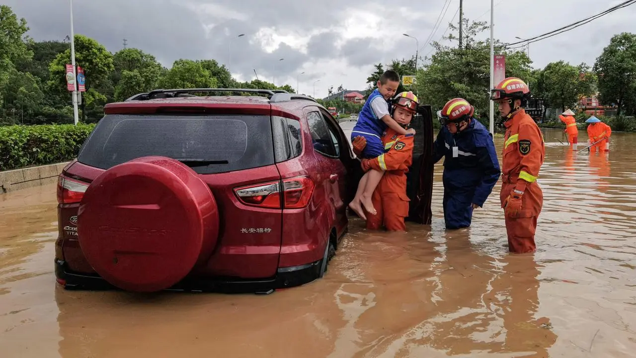 Über 700.000 Menschen betroffen: Taifun "Doksuri" erreicht China