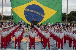 Mães acusam Colégio Militar do DF de expulsar alunos neurodivergentes