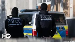 Germany: Eight suspected right-wing militants arrested – DW – 11/05/2024