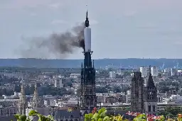 La flèche de la cathédrale de Rouen est en feu