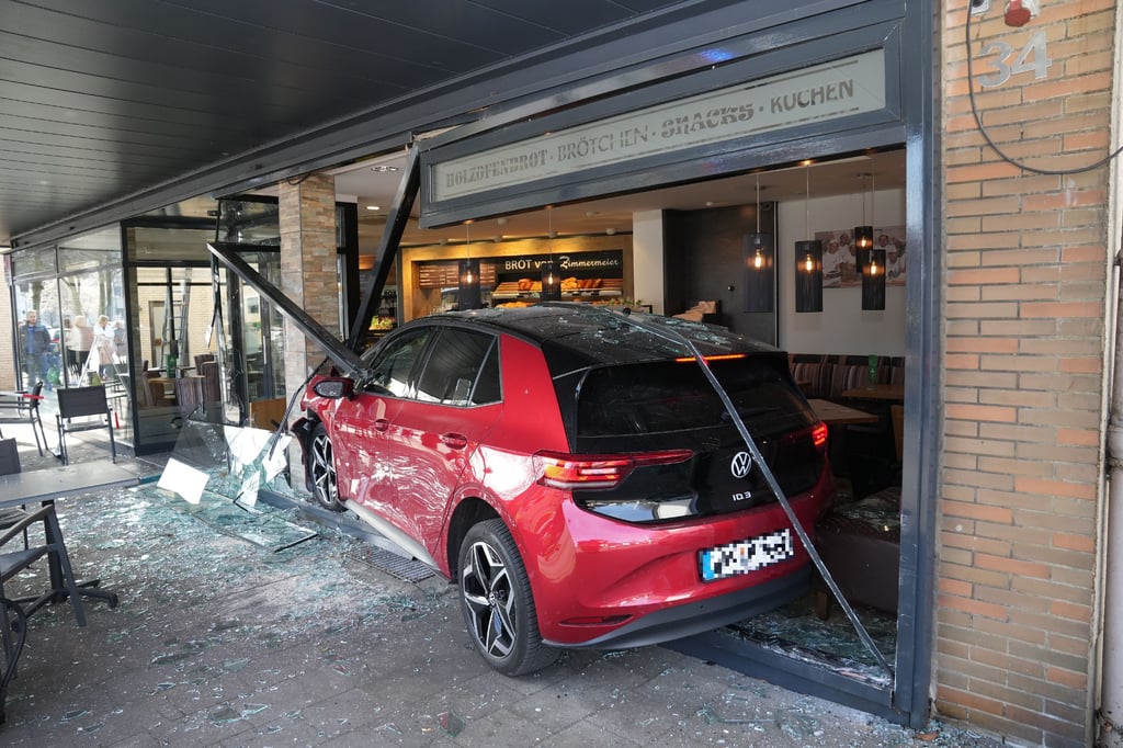 Auto kracht in Bäckerei in Ahlen - drei Verletzte