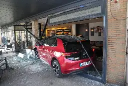 Auto kracht in Bäckerei in Ahlen - drei Verletzte