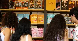Os portugueses estão a ler mais e isso deve-se aos jovens: são eles quem mais compra livros em Portugal