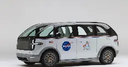 Canoo made a cute trio of EVs to carry NASA’s Artemis 2 astronauts to the SLS | Engadget