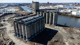Southwest Siders Call On Federal Agency To Preserve Damen Silos From Demolition