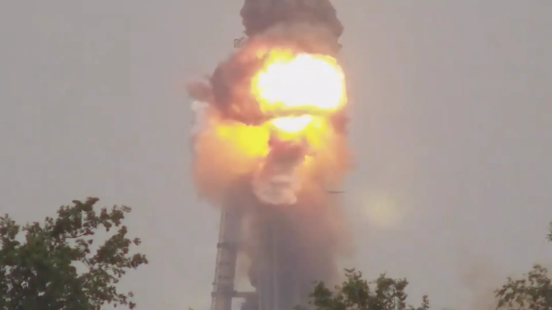 Massive explosion rocks SpaceX Texas facility, Starship engine in flames