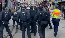 St. Pauli: Polizei schießt Mann mit goldener Spitzhacke nieder