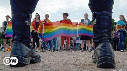 Russia adds 'LGBT movement' to list of extremist groups – DW – 03/22/2024