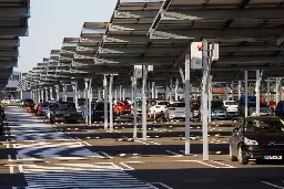 Canicule&nbsp;: les ombrières solaires gagnent du terrain sur les parkings privés et publics