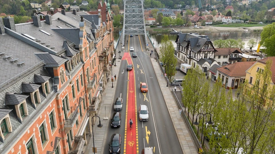 Stadt Dresden bricht Radspur-Test auf Elbbrücke "Blaues Wunder" ab | MDR.DE