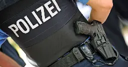 „Vorsicht Neonazi“ – Polizei ermittelt nach illegaler Plakatierung in Marburg