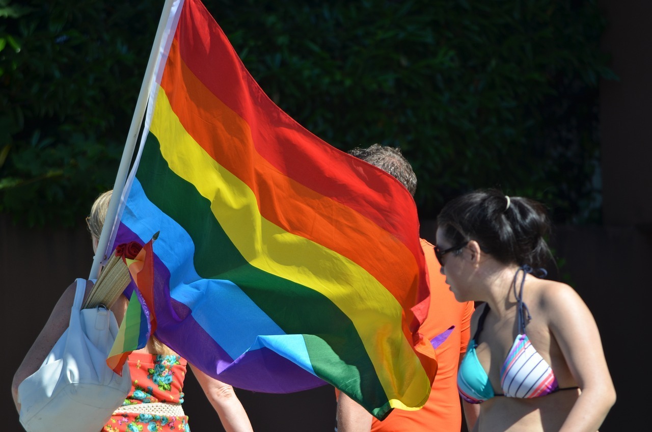 Kaufbeuren, Christopher-Street-Day: Teilnehmer von queer-feindlichen Jugendlichen mit Messer bedroht