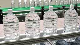 L'eau en bouteille contient des centaines de milliers de particules de plastique par litre, révèle une étude