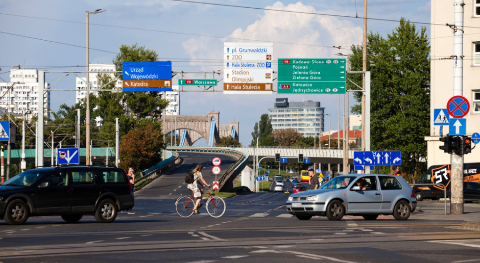 Polskie miasta wciąż pod władzą samochodów. Cała nadzieja w rowerowej specustawie