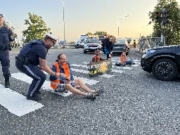 Schulstart im Stau: Klimakleber blockierten A7 Abfahrt in Linz