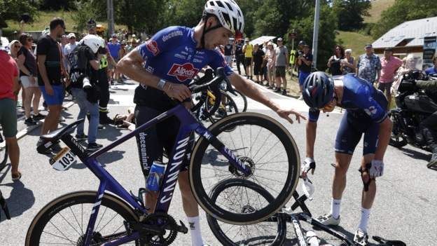 Fan taking selfie causes Tour de France crash