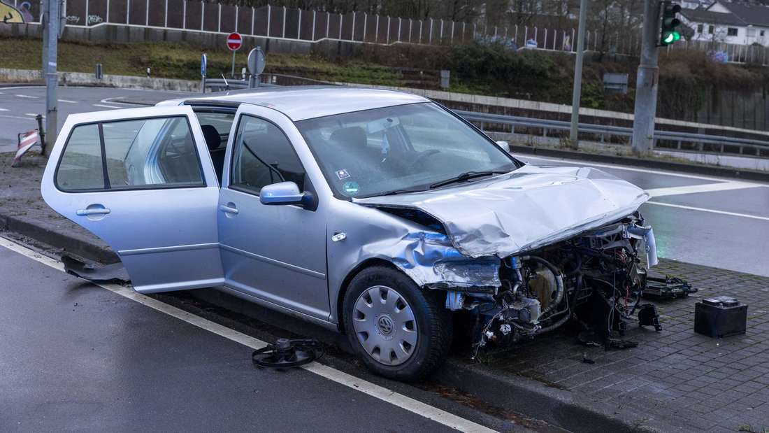 Betrunkener Fahrer fährt nach Unfall einfach weiter und hinterlässt Trümmerfeld